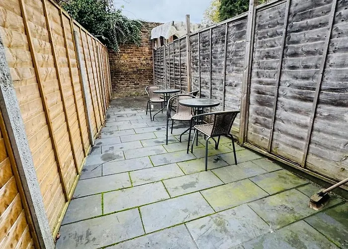 East London 2 Bed Garden Flat! 1 Min From Station!