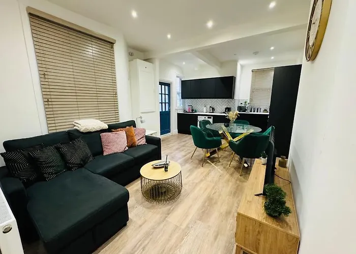 East London 2 Bed Garden Flat! 1 Min From Station!