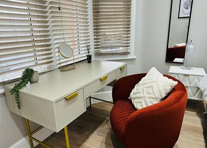 East London 2 Bed Garden Flat! 1 Min From Station!