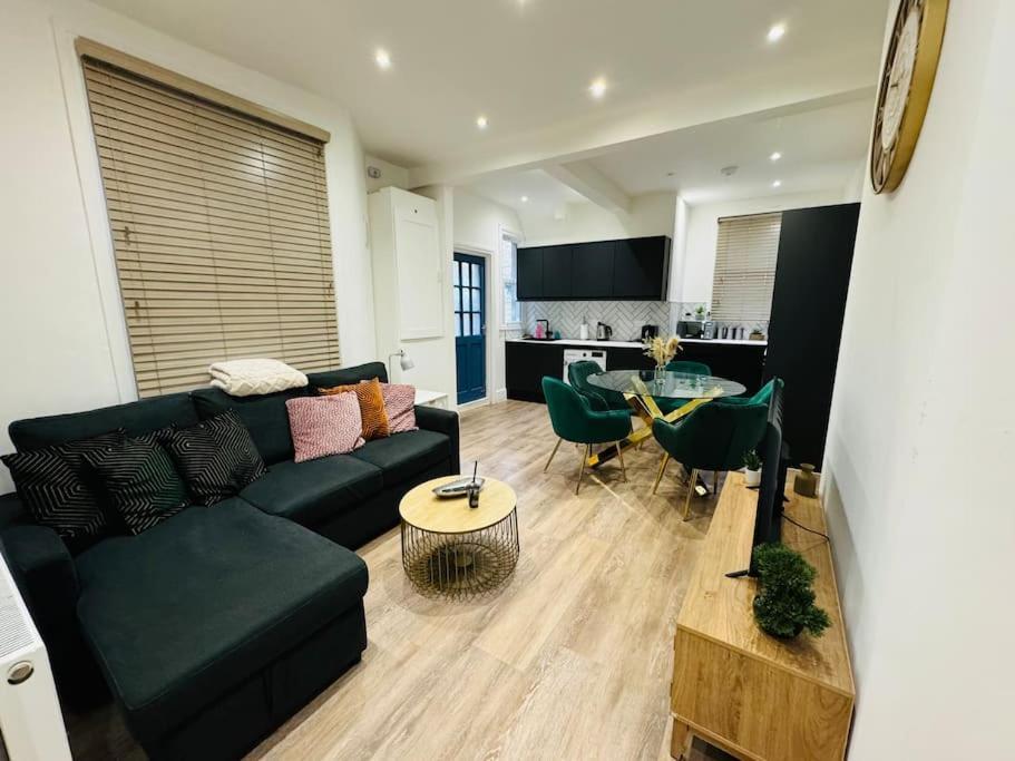 East London 2 Bed Garden Flat! 1 Min From Station! * Londen
