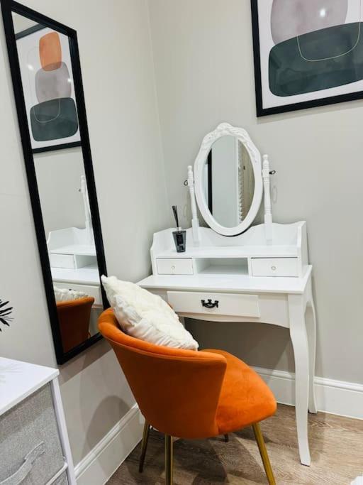 East London 2 Bed Garden Flat! 1 Min From Station! Appartement Londen