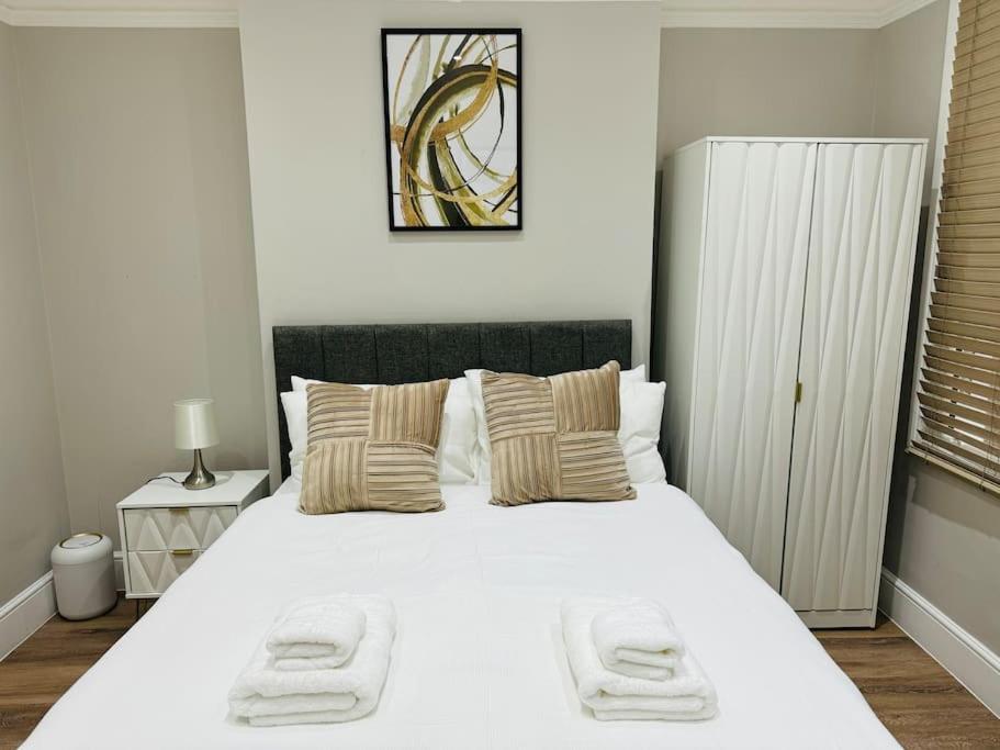 East London 2 Bed Garden Flat! 1 Min From Station! Appartement Londen