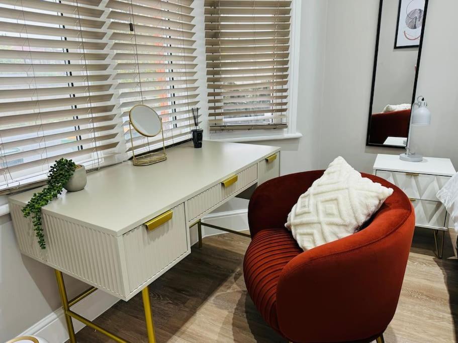 East London 2 Bed Garden Flat! 1 Min From Station! Londen