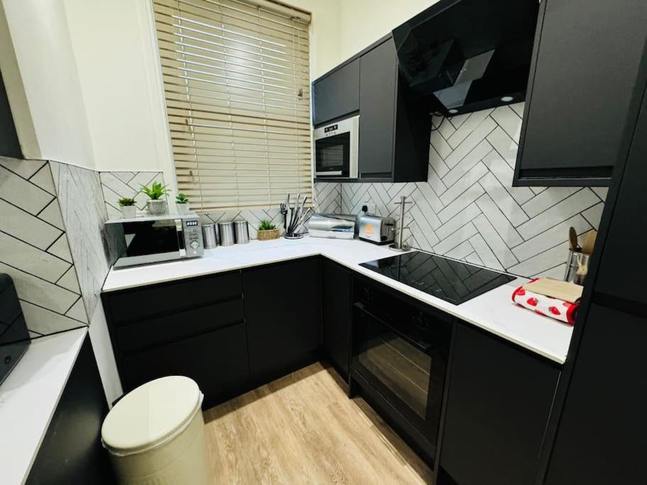 East London 2 Bed Garden Flat! 1 Min From Station! Appartement Londen